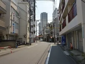春日通りに突き当るまで直進