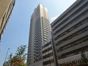 春日通りからの外観 