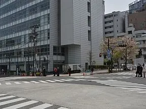 「田町駅東口」交差点を左折