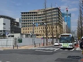 二つ目の交差点を右折し橋を渡る