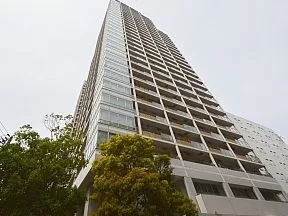 南東から見上げた外観