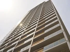 北東から見上げた外観