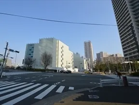 港南三丁目交差点を越えて進みます。