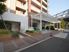 エントランスと駐車場出入口