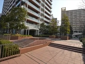 傾斜水盤とエントランスアプローチ