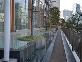 キャナルサイドアプローチと大型水盤