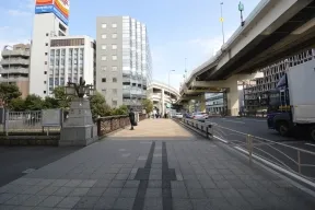 金港橋を渡ります