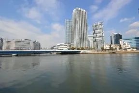 高島水際緑公園より、左手が横浜駅
