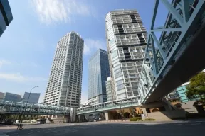 建物南東側から（左隣りがベイクォーター<br>）