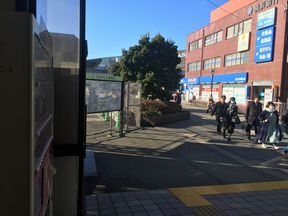 金沢文庫駅西口を出ます