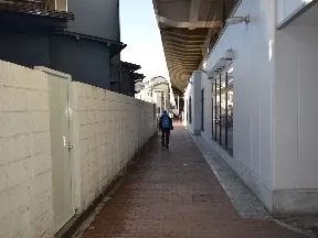 建物沿いを道なりに進みます