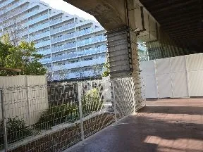 高架下を抜け、つきあたりを左折します