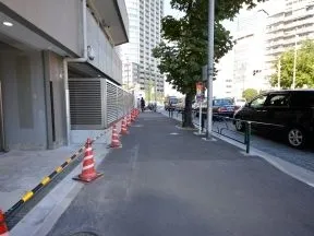 道路418号線に沿って進みます。