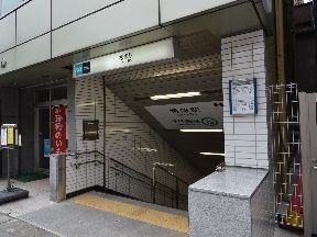 東京メトロ千代田線「根津」駅の2番出<br>口をでます。