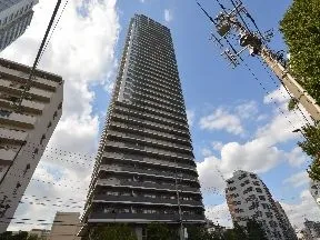 東側からの外観