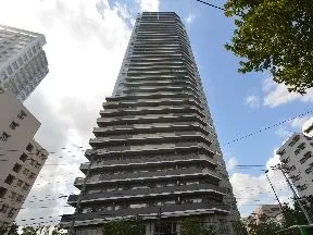 東側からの外観