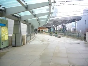 通路には屋根があり安心です