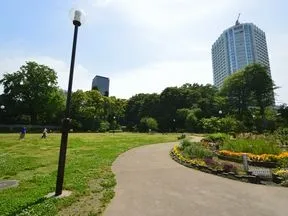 港区立芝公園（芝生広場と花壇）