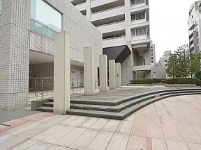 イーストウィング