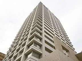南側から見上げた外観