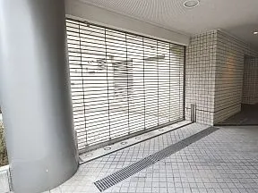 地下駐車場出入口