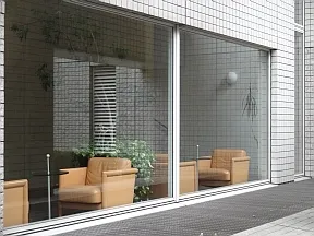 東側エントランス内ホール