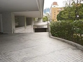 西側駐車場出入口
