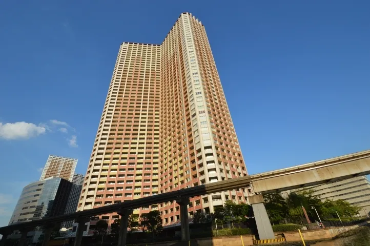 敷地西側からの外観