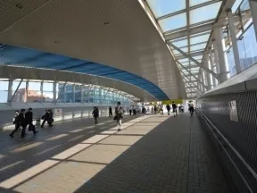 東口のペデストリアンデッキ