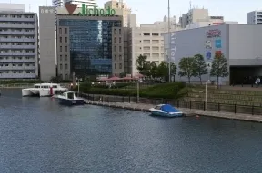 エアテラスの裏の運河沿い
