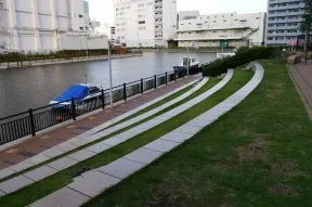 エアテラスの階段ベンチ