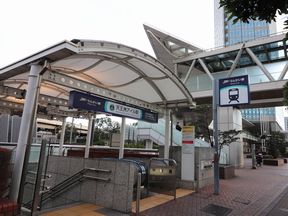 東京臨海高速鉄道「天王洲アイル」駅B出口を出て右折します。