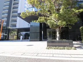 左手に品川イーストシティタワーが見えてまいります。