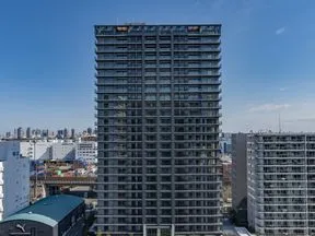 スタイリッシュなシンメトリーの外観