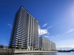 北西側から見た外観