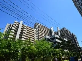 北西から見た外観