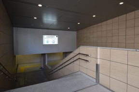都営三田線、東京メトロ南北線「白金高<br>輪」駅４番出口を出ます。