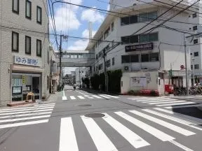 一つ目の交差点を右折します