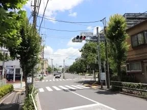 小豆沢一丁目交差点を右に渡ります