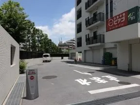 イースト駐車場