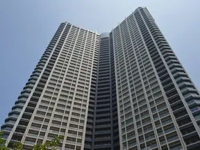 南西側からの外観