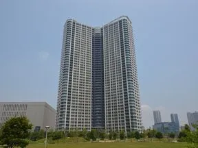 西側からの外観