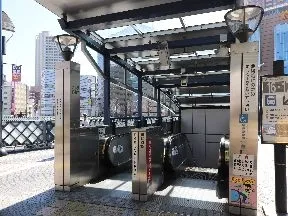 東口出てすぐのエスカレーターを下りま<br>す。