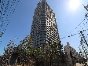 西側メインエントランスより