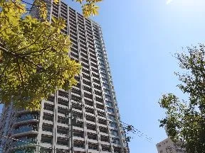 南西側コーチエントランスより