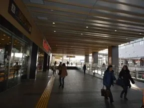 駅直結のペデストリアンデッキを直進