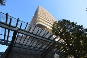北西側からみた外観