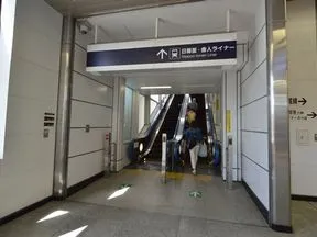 エスカレーターで日暮里・舎人ライナー<br>乗り場へ
