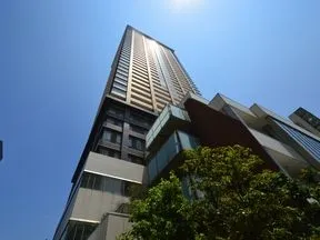 西から見た外観