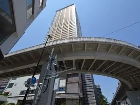 南東から見た外観